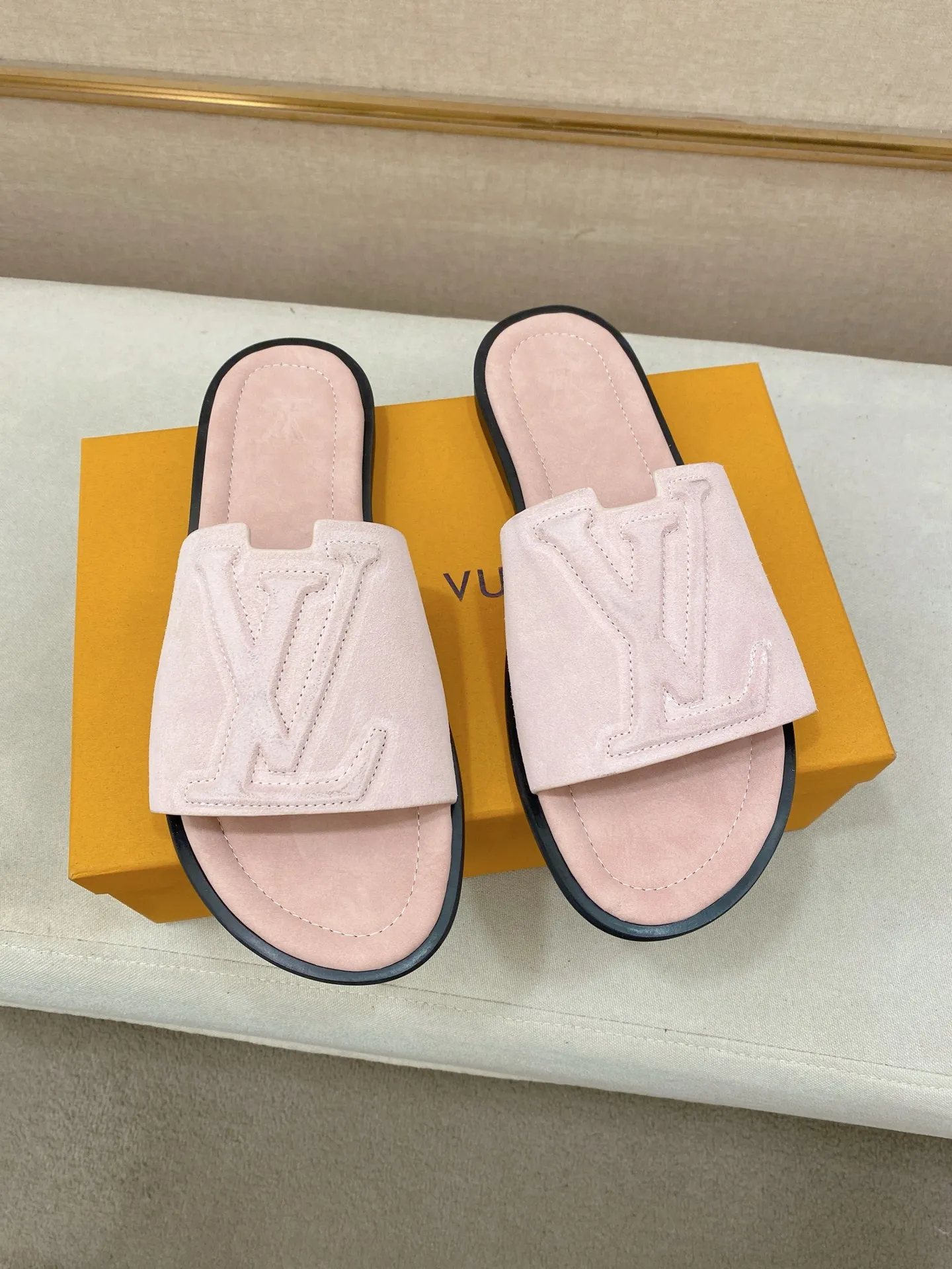 Men's shoes 💰: 340💰Made by LV🔍Top purchasing agents. Men's spring and summer slippers are available at the same counter. The uppers are imported cowhide from Italy, with logo graphics and high-quality craftsmanship. Soles: original soles specially provided by the original factory. Exclusive movable molded soles are super comfortable. Original goods follow orders. 🔍🔍High quality. You can enter and exit the counter at will. Welcome to compare. Size 38-44. Can be customized45